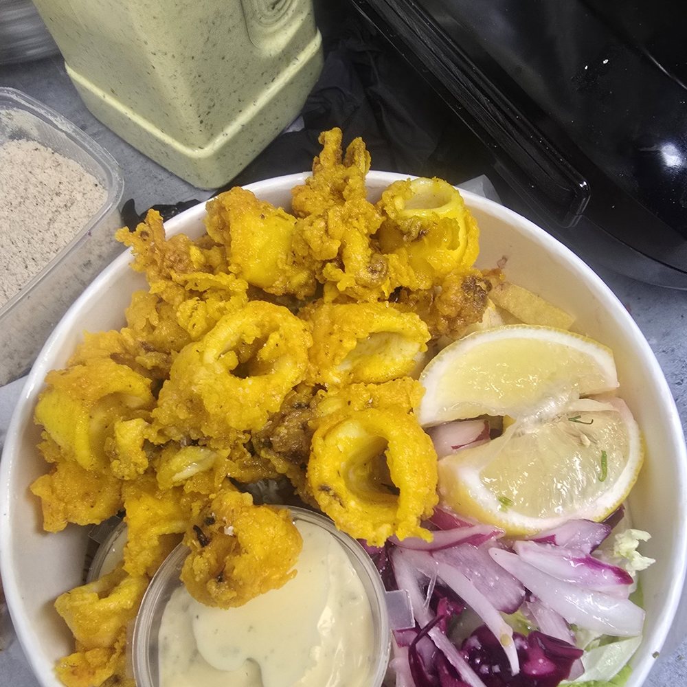 Calamari Fritti Bowl: kepti kalmarų žiedeliai, salotos, citrina ir padažas
